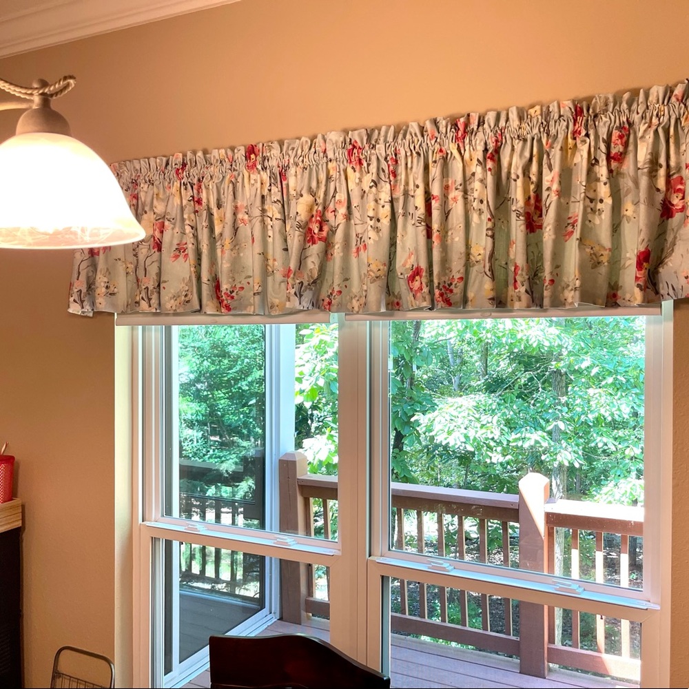 Beautiful window valance  168”x18” (approximately)(B1)
